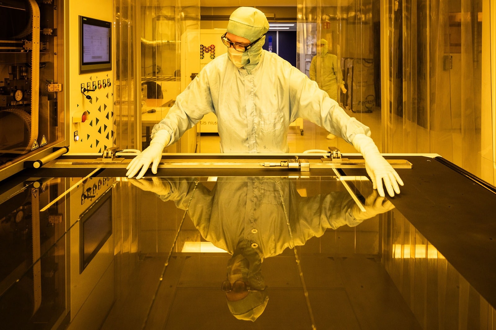 Ex-Philips Engineers' Morphotonics Raises €40M+ to Power AI Glasses Manufacturing